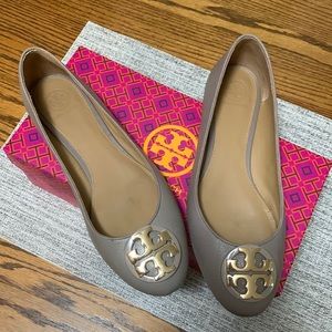 Tory Burch WMS 9 French Gray Tumbled Leather Claire Ballet Flat EUC